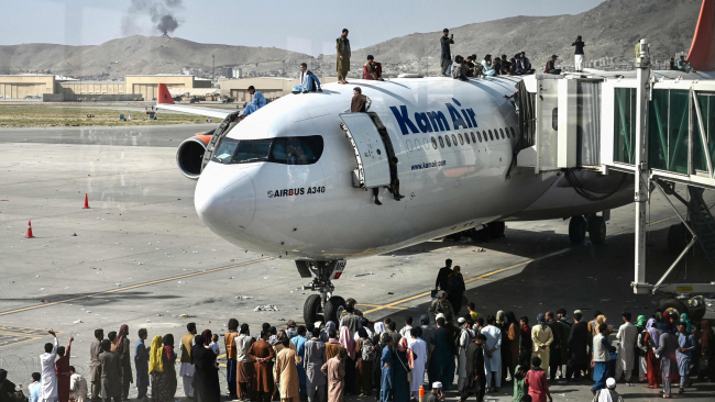 ABD istihbaratının Afganistan'da 'çuvallamasının' ardından Kabil Havalimanı'ndan yansıyan karelerden biri. Foto: AFP